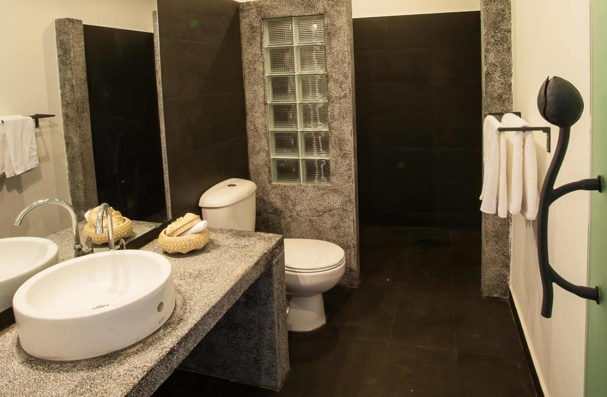 The 252 Hotel Пном Пен Екстериор снимка